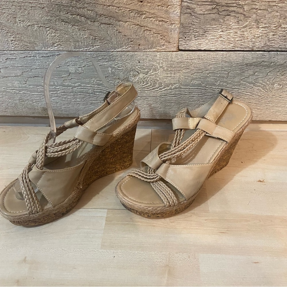 💥5/$25 Nina fashion women’s beige  platform sanders in size 38‎
